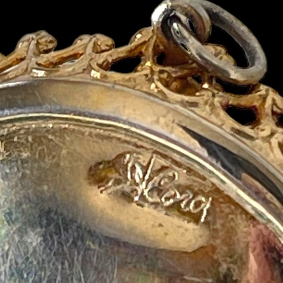 Vintage Round Signed Coro Pendant Layers of Clear Stones Gold-Tone 70s - Picture 9 of 10